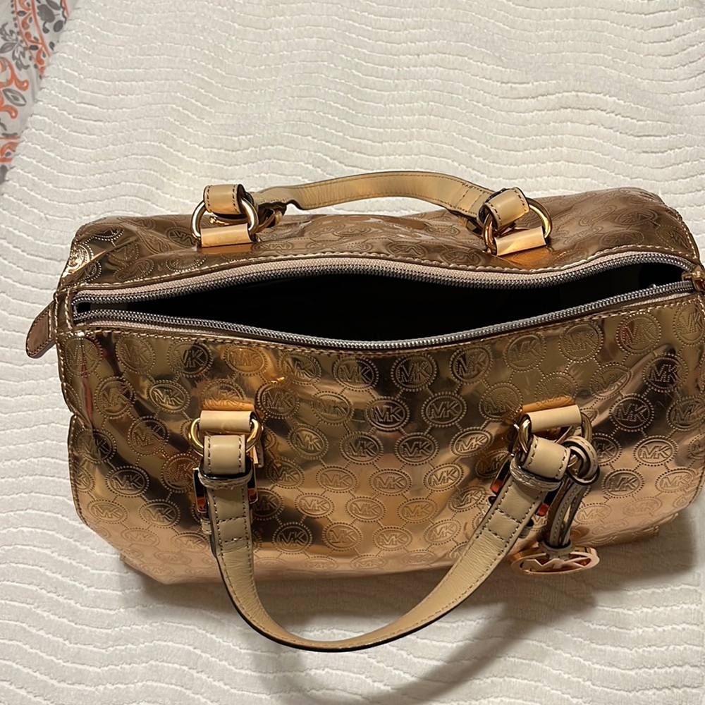 Michael Kors rose gold bag, this bag is in excellent condition.